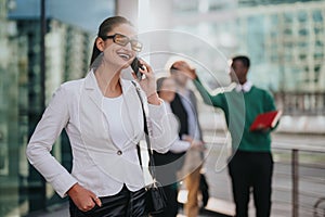 Profesionální žena mluvení na telefon kolegové v 