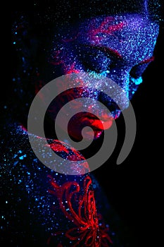 Perfil retrato hermosa chica extranjero. ultravioleta cuerpo arte azul noche el cielo estrellas rosa Medusa 