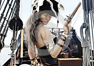 Perfil de pirata una mujer capitán de pie sobre el cubierta de su barco pistolas en la mano 