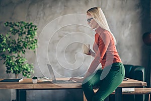 Perfil página de colear elegante una mujer sentarse escritorio sostener café taza sobre el computadora leer 