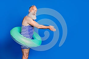 Profil strana z pěkný šokován úžas starý muž skákání plavání bazén na modrý barva 