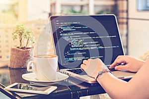 Programmatore di computer scrivere fonte codici caffè il negozio. lo studio per affari, indipendente progettazione del sito ragnatela il negozio termini 