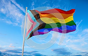 Progreso arcoíris bandera ondulación en viento sobre el nublado el cielo. libertad a. orgullo un mes. comunidades a 
