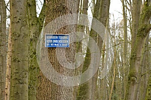 Prohibited to pass for unauthorized persons in Dutch on a tree