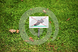 Prohibiting sign on the lawn. On the lawn do not walk