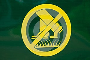 Prohibiting walking on the lawn sign