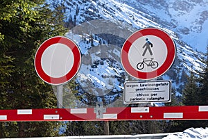 Prohibition of passage on wintry pass road with the notice: Closed due to avalanche danger