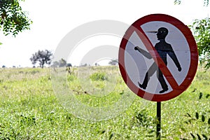 Prohibition sign to walk