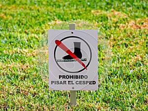 The prohibitive sign on the label Do not walk the lawn