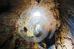 Prohodna cave
