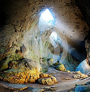 Prohodna cave