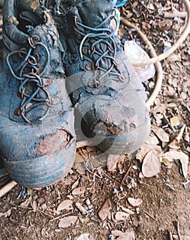 Project workers' shoes that were no longer suitable for use were lying on the road photo