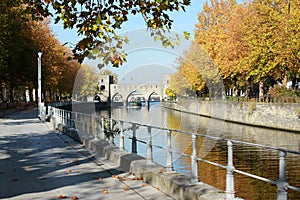 Promenade le long du quai Notre-Dame aÃÂ Tournai en Belgique en automne. Pont des trous en perspective photo