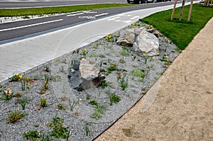 promenade for pedestrians and cyclists with a dividing