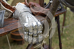 Protettivo guanti metallo tavole come completamente guanti da storico cavaliere armatura sul medievale 