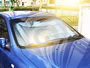 Ochranný zrcadlící povrch čelní sklo z cestující auto zaparkované na horký vytápěné podle sluníčka paprsky uvnitř 