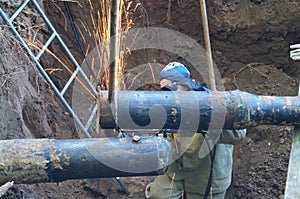 Pruning end pipes of large diameter gas cutting in the pit