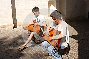 Psaltery players