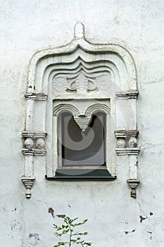 Pskov, window with decorative architraves