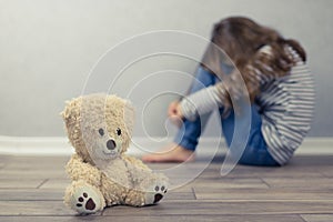 Psicológico. un oso en adolescente afuera de concentrarse. psicológico ayuda sobre el 