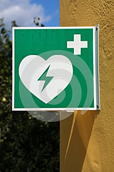 Public defibrillator sign in Europe