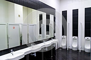 Pubblico vuoto toilette terme specchi servizi igienici orinatoi 