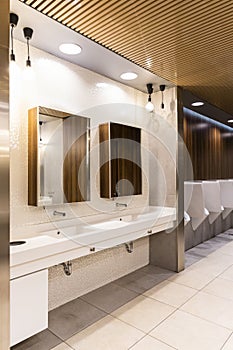 Pubblico toilette terme un orinatoi 