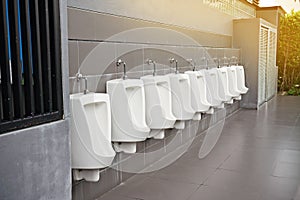 Öffentlich Männer Toilette toilette . weiß keramik urinale männer bahnhof 
