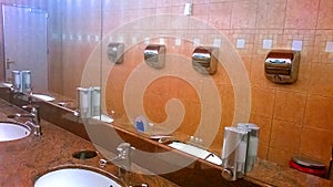 Pubblico toilette lavandini marrone piastrelle 