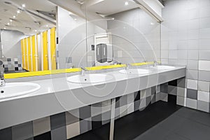 Pubblico toilette lavandini Specchio un colorato piastrelle 