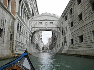 Puente de los Suspiros, Venecia, Italia photo