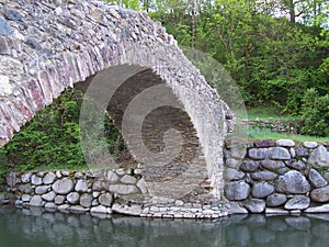 Puente de piedra sobre rio photo