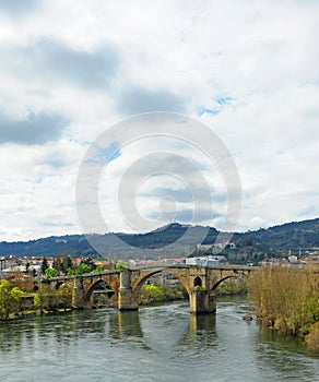 Puente medieval Puente romano sobre el rio MiÃ±o en Ourense Orense, Galicia, EspaÃ±a