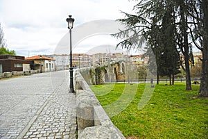 Puente medieval Puente romano sobre el rio MiÃ±o en Ourense Orense, Galicia, EspaÃ±a