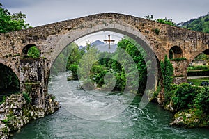 Puente romano de Cangas de OnÃÂ­s photo