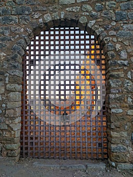 Puerta antigua de un castillo medieval photo