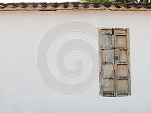 Puerta Ventana Madera Vieja Pared Blanca Y Tejas photo