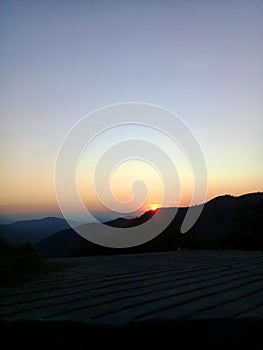 Puesta de sol tras las montaÃ±as en Michoacan