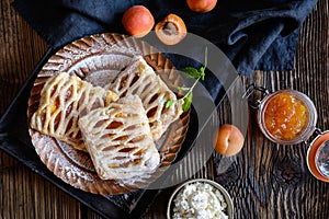 Koláče z listového těsta plněné meruňkovým džemem a tvarohem