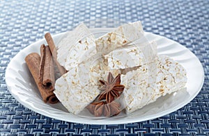 Puffed rice snack with cinnamon