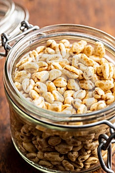 Puffed wheat covered with honey