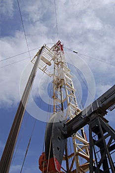 Pulling unit and pump jack
