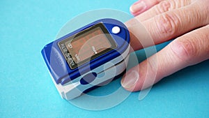 Pulse oximeter for finger tip simultaneous monitoring of blood flow and transcutaneous oxygen on table