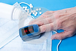 Pulse oximeter measuring oxygen saturation in blood