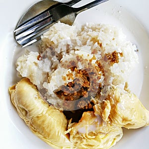 Pulut Durian & x28;gultanious rice with durian& x29;