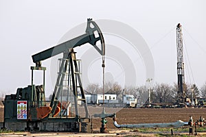 Pump jack and oil drilling rig