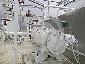 The pump for pumping hot products of oil refining