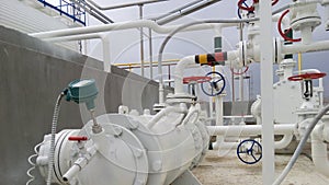 The pump for pumping hot products of oil refining