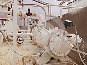 The pump for pumping hot products of oil refining