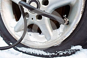 The pump pumps air into the tire in winter